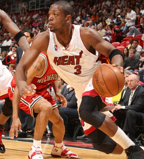 国米4‑0大胜科莫，一举登顶意甲积分榜（国际米兰4-0横扫科莫，跃居意甲榜首）