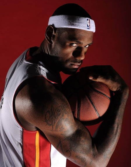 哈登半场表现抢眼，得分并列最高（哈登半场火力全开，得分并列第一）