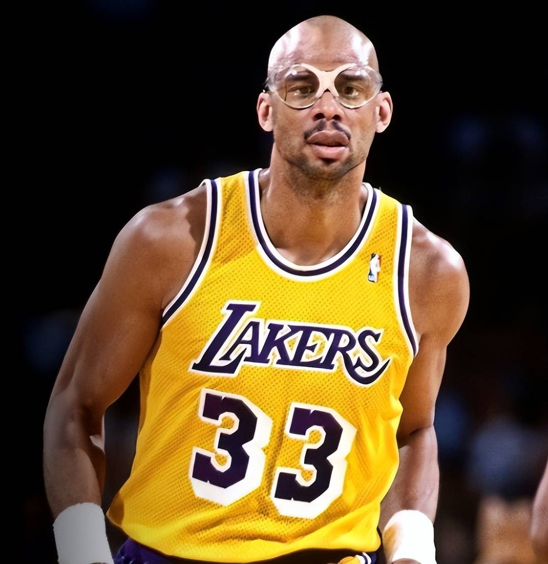 葡超杯赛前为若塔兄弟默哀，若塔的遗孀和父母出席（葡超杯赛前悼念若塔兄长，若塔遗孀及父母到场）