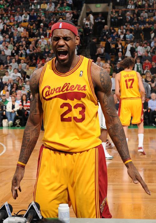 记者：卡马文加腿筋疼痛，可能缺席法国与乌克兰的比赛（据记者报道，卡马文加腿筋不适，或缺席法国对乌克兰一战）