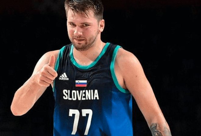 维尼修斯晒观看解放者杯决赛照片，随后庆祝母队弗拉门戈夺冠（维尼修斯晒解放者杯决赛观赛照，赛后为母队弗拉门戈登顶庆祝）