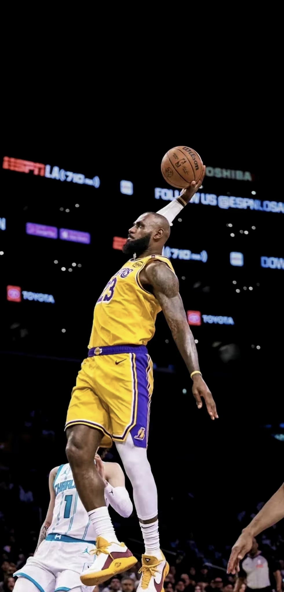 NBA年终大战顶级名场面时刻：詹皇凶残暴扣 沃尔神仙360上篮（NBA年末大战高光名场面：詹姆斯霸气重扣，沃尔神级360度上篮）