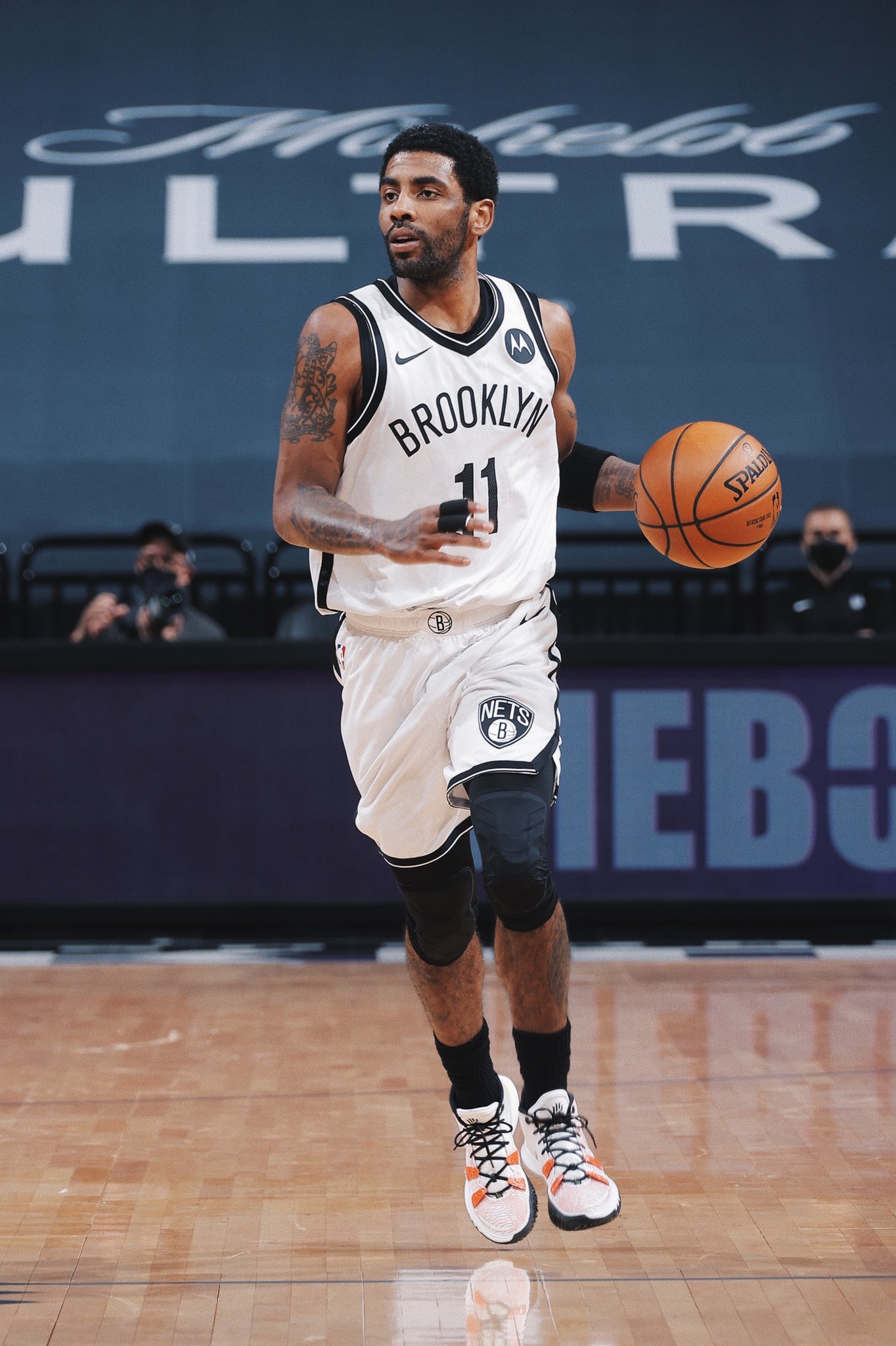 英格拉姆表现抢眼，第三节独得11分（英格拉姆第三节爆发，独取11分）