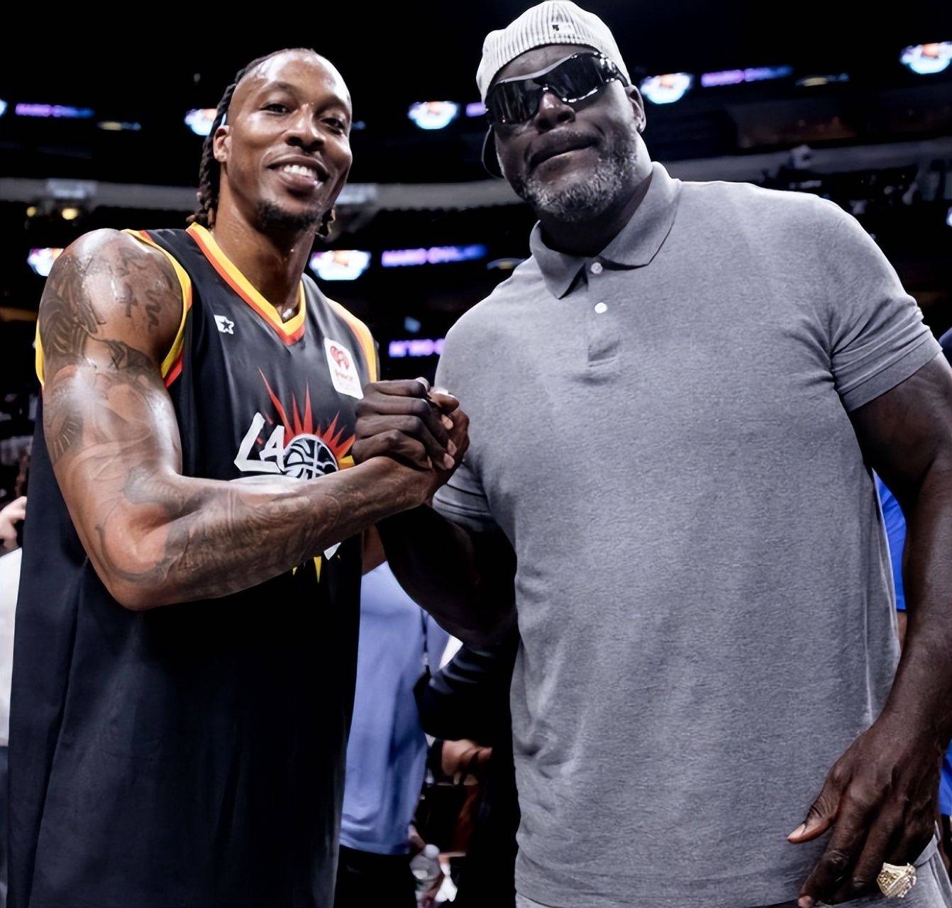 萨索洛前锋皮纳蒙蒂比赛时家中失窃，事发时孩子和保姆在家里（萨索洛前锋皮纳蒙蒂比赛期间家中被盗，孩子和保姆在屋内）