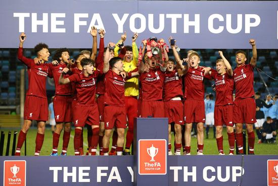 德甲战报：伯克特双响，卡明斯基闪击，法兰克福4-3险胜科隆（德甲焦点战：伯克特梅开二度，卡明斯基闪电破门，法兰克福4-3险胜科隆）