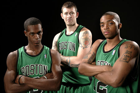 进攻状态不佳！西亚卡姆半场17分钟 11中3拿到11分2板2助（西亚卡姆手感欠佳：半场17分钟11投3中，收获11分2篮板2助攻）