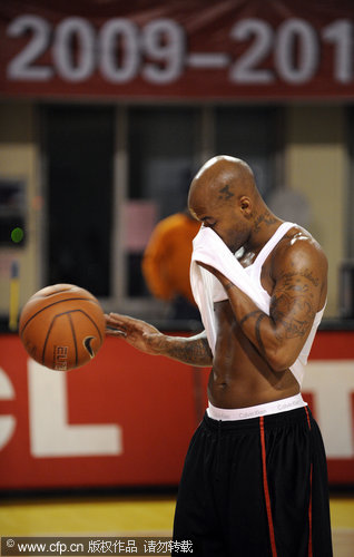 萨林杰压哨三分绝杀，首节爆发力惊人（萨林杰压哨三分致胜，首节火力全开）