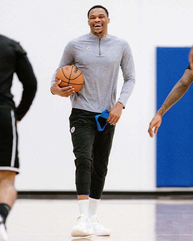 旗下球队乌拉圭第四级别联赛夺冠并升级，梅西、苏牙晒图祝贺（旗下球队夺得乌拉圭第四级联赛冠军并成功升级，梅西与苏亚雷斯晒照祝贺）