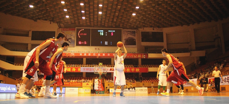 篮球盛宴：布朗一飞冲天，山东队面临困境（球场焦点：布朗大放异彩，山东队遭遇难关）