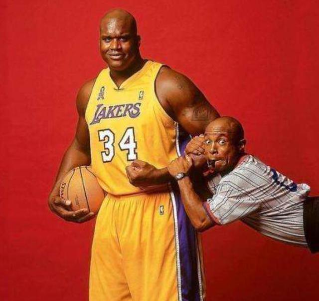 马刺主帅：文班今日将继续作为替补出战，并受到出场时间限制（马刺主教练：文班今日仍将以替补身份出战，出场时间将被限制）