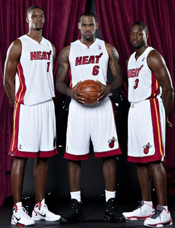 TA：皇马寻求引进后卫和中场；他们愿听取对罗德里戈的报价（TA：皇马寻求补强后卫与中场，同时对罗德里戈报价持开放态度）